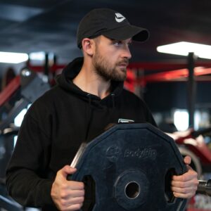 carrying a 20kg plate