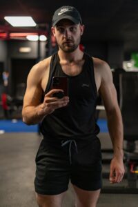 smartphone gym selfie